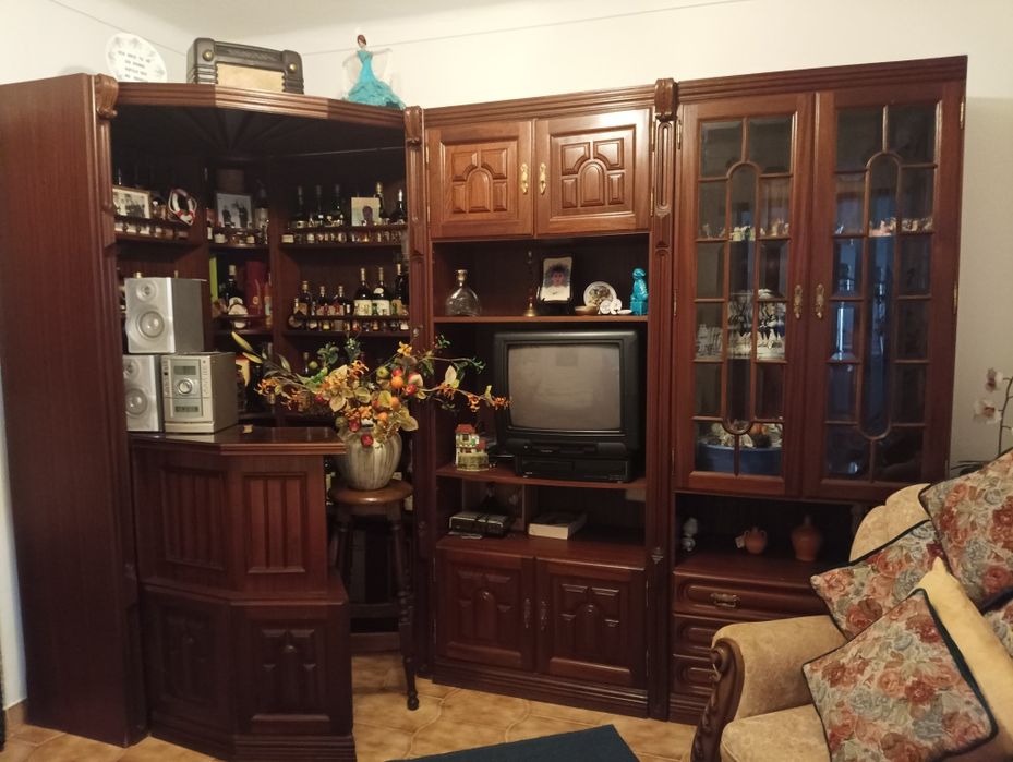 Lindo Móvel Bar em madeira exótica.