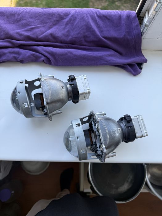 Оригінальні ксенонові лінзи у фари на BMW в ідеальному стані