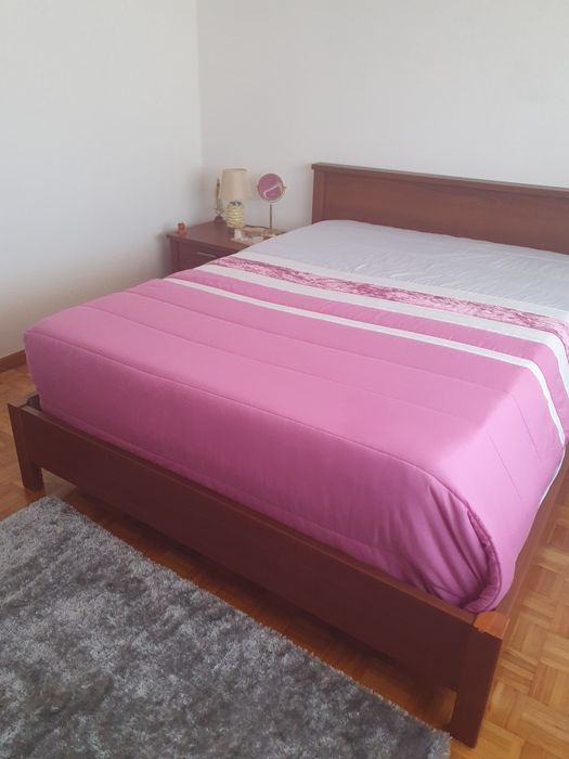 Quarto casal cama 2 mesinhas cabeceira e comoda