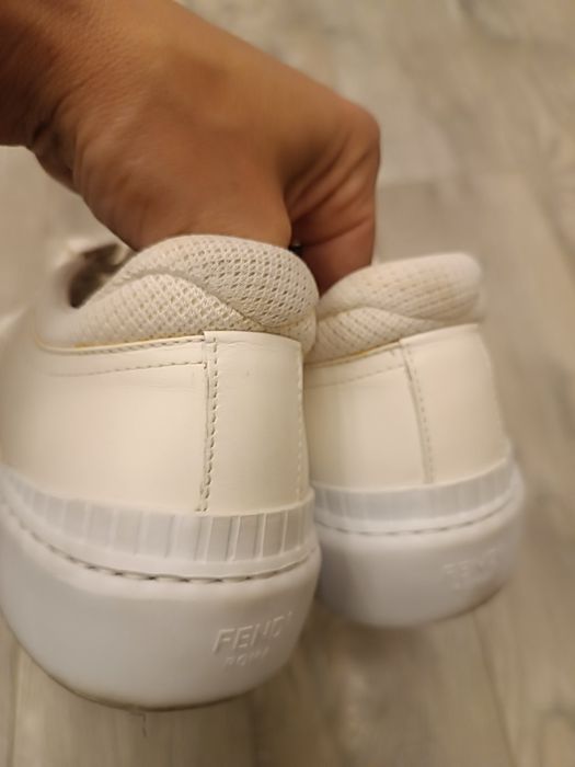 Кросовки белые fendi