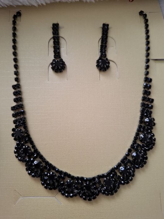 Conjunto colar / fio e brincos preto