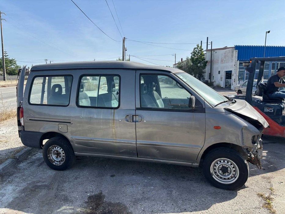 Peças Nissan Vanette Cargo 2.3 Gasoleo do ano 2000