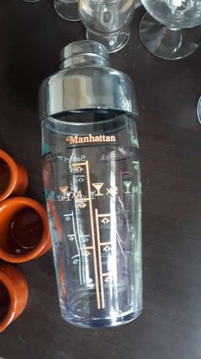 Conjunto copos e shaker com medidas. 29 unidades tudo por 7,50 euros