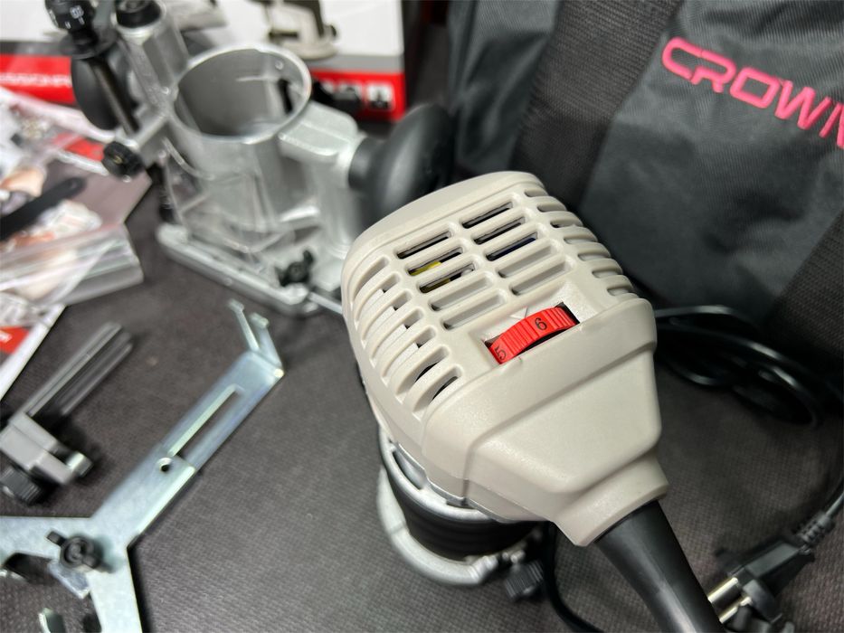 Кромочный фрезер Crown CT11023 Цанги 6, 8 мм/710 Вт + 3 базы