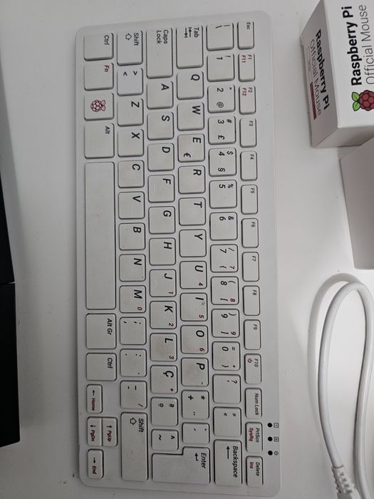 Raspberry PI400 + Fonte + Teclado + Guia64286168159873124