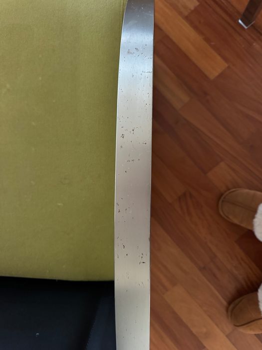 Par de cadeirões modernos — assento verde e encosto em couro preto