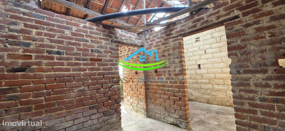 Casa para Recuperar com Eira e Terreno – Carriço, Pombal