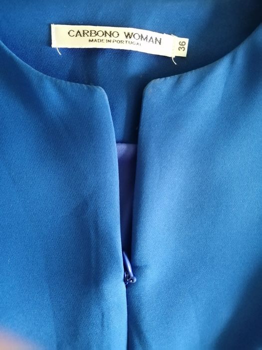 Vestido clássico azul marinho. Assenta muito bem no corpo. Tamanho: 36