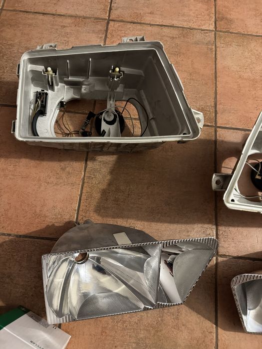 Faróis dianteiros de Mercedes Sprinter