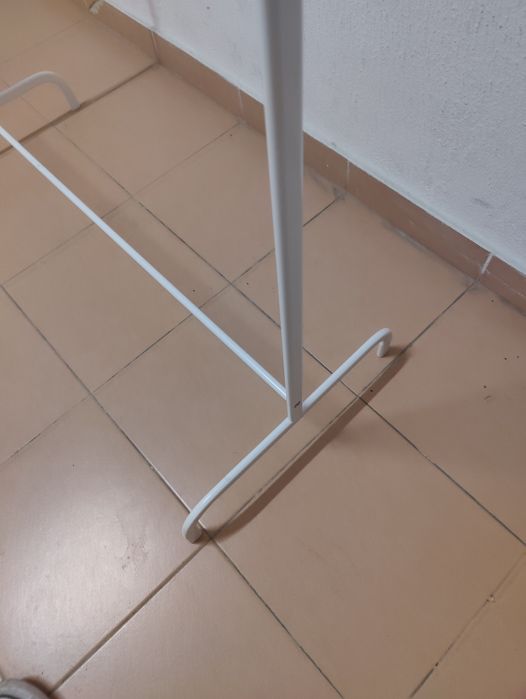 Rack de roupas branco