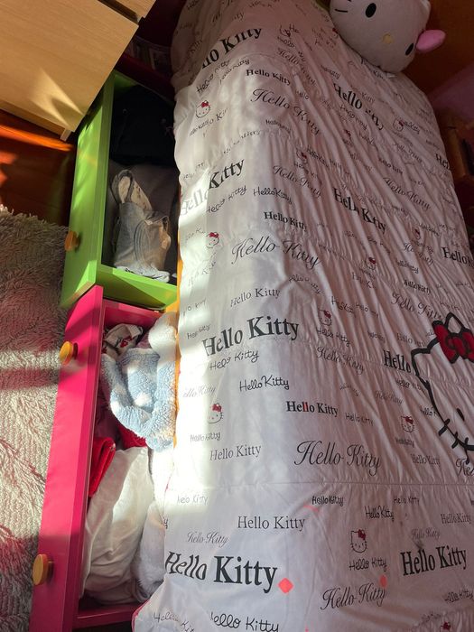 Cama de solteira com gavetas,colchão e mesinha de cabeceira