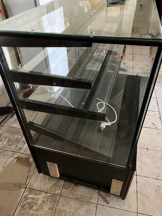 Witryna cukiernicza Igloo Cube neutralna bez chlodzenia