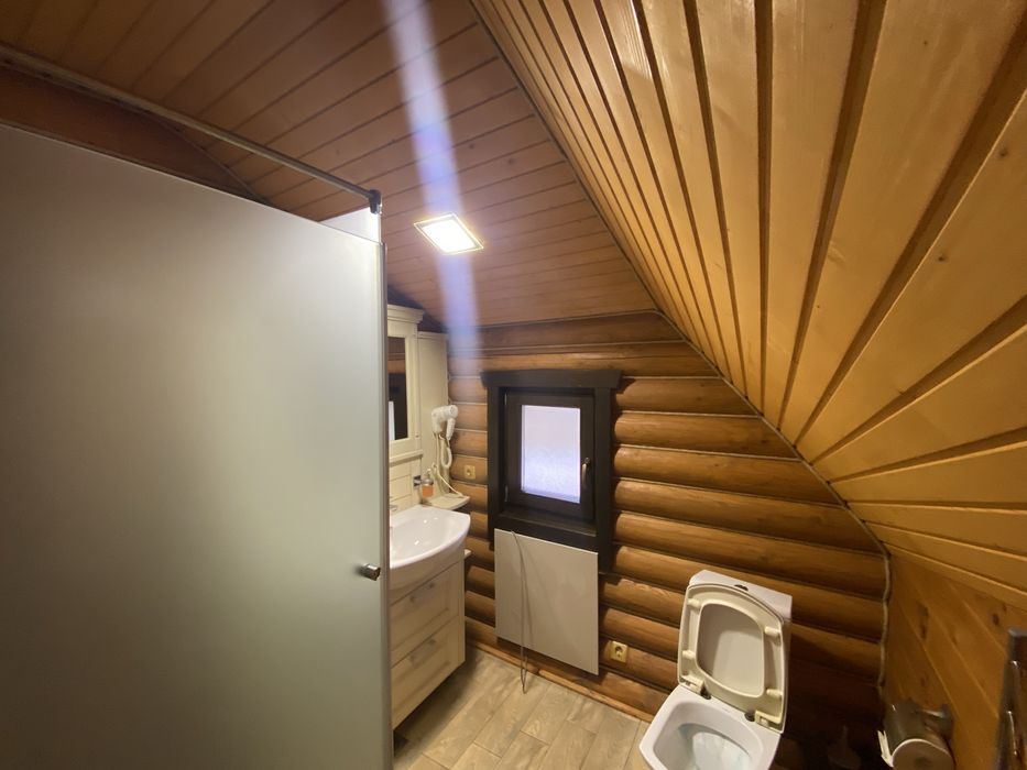 Здається дервяний будинок з банею все є