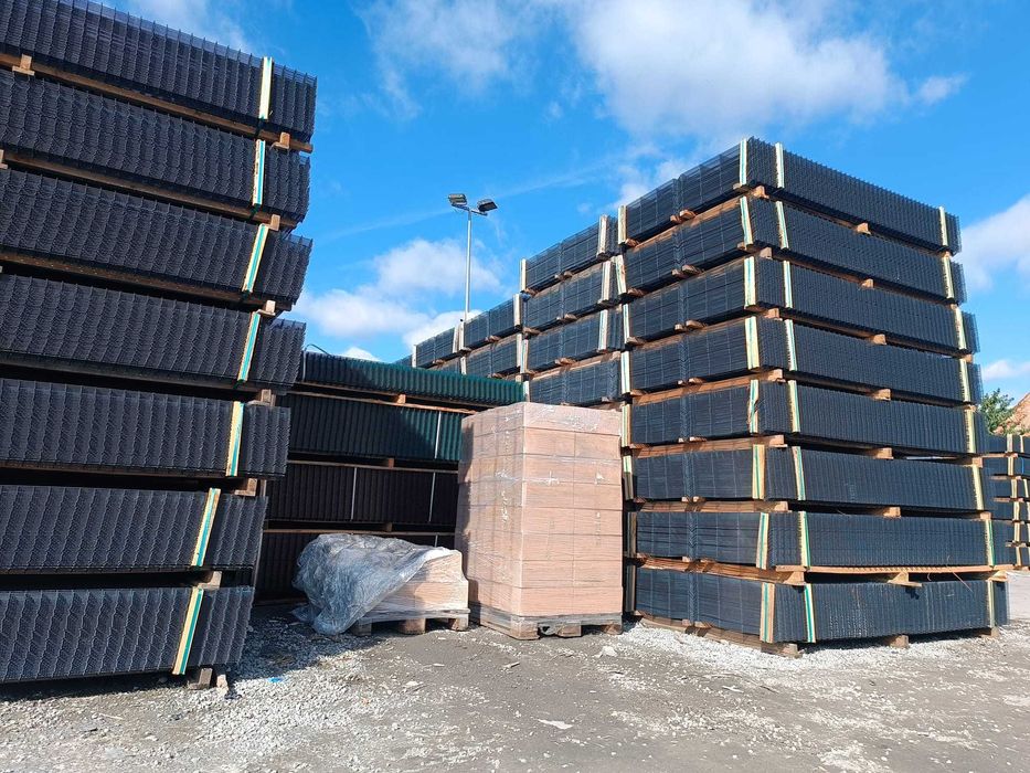 Nowoczesne ogrodzenie panelowe 3D, słupki, podmurówki, obejmy–  MONTAŻ