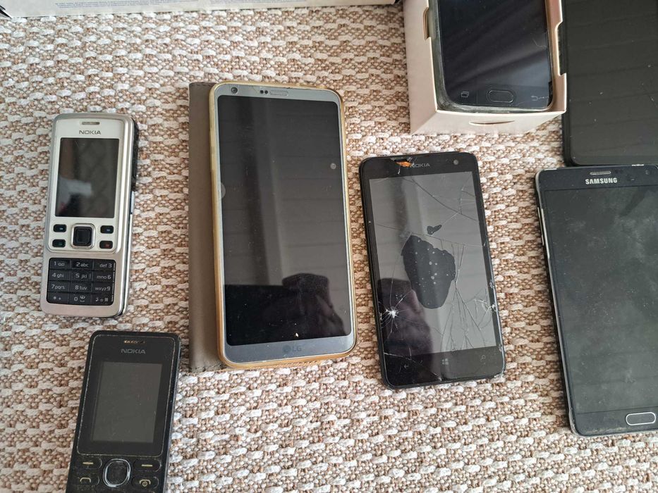8 telefonów Samsung A12, LG 6G i inne na części, ładowarki, słuchawki