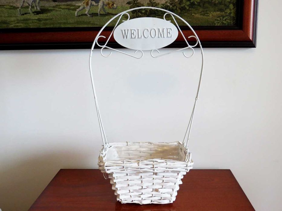 Cesta decorativa em vime pintada de branco