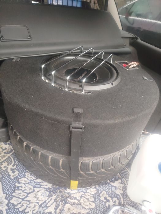 Subwoofer zamknięty + wzmacniacz w koło zapasowe