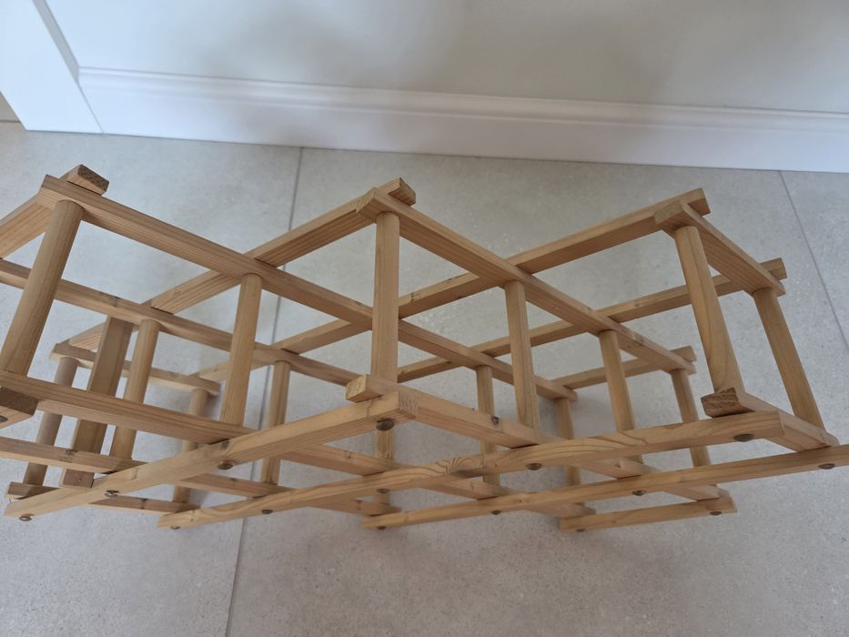 Stojak drewniany na wino