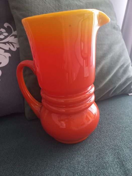 Kolorowe szkło.  Dzban/wazon