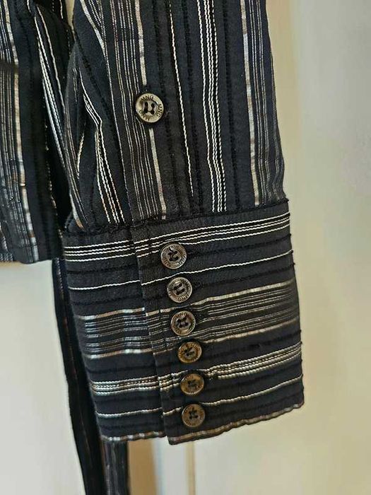 Camisa preta e prateada da Mango