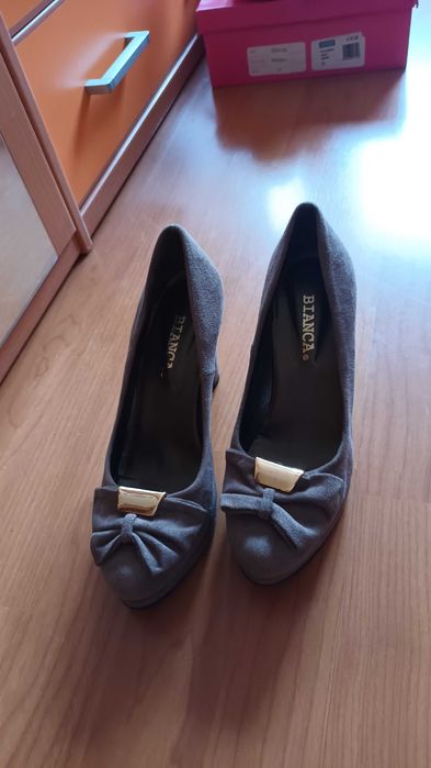 Sapatos novos cinzentos