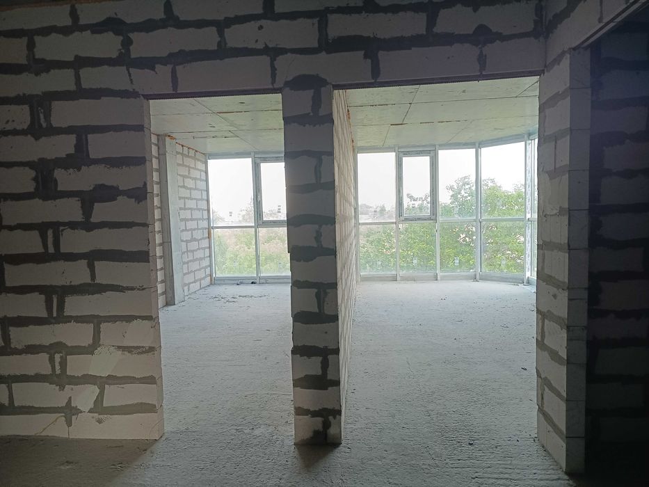 Новобудова 93кв.м центр міста 3-й поверх можливо під державну програму