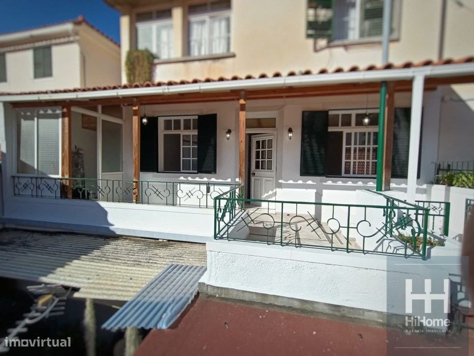 Moradia T2 com duas suites, com pequeno logradouro
