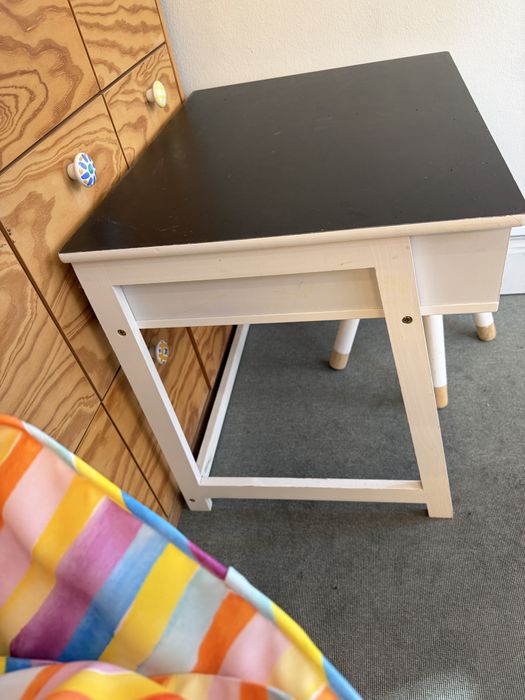 Mesinha de crianca com 2 banquinhos