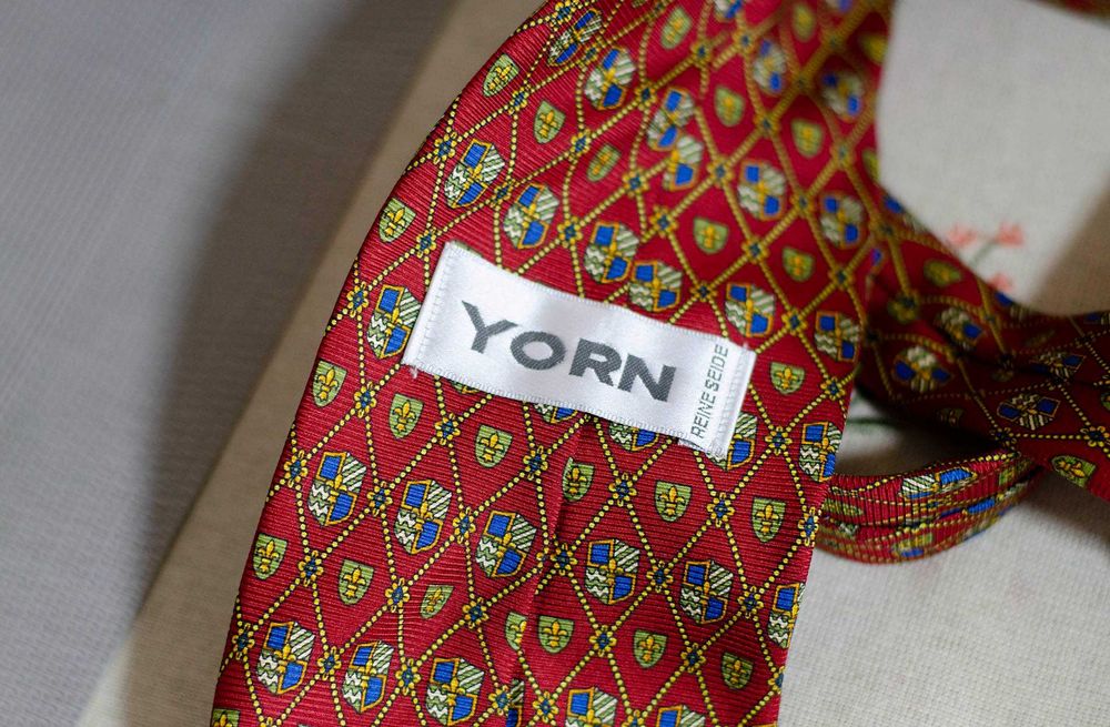 Czerwony krawat Yorn, 100% jedwab, medaliony, herby, silk