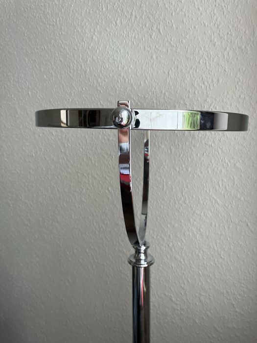 Stylowe lustro stojące z funkcją powiekszenia