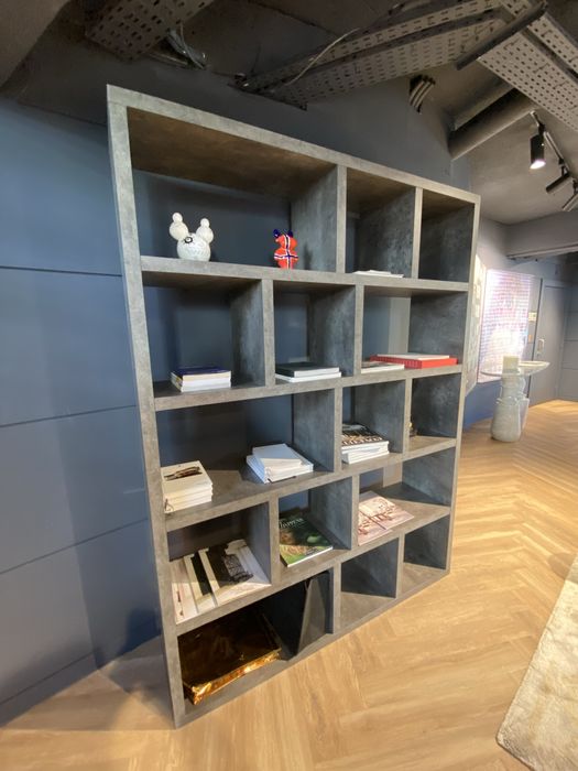 Estante com acabamento “CIMENTO”