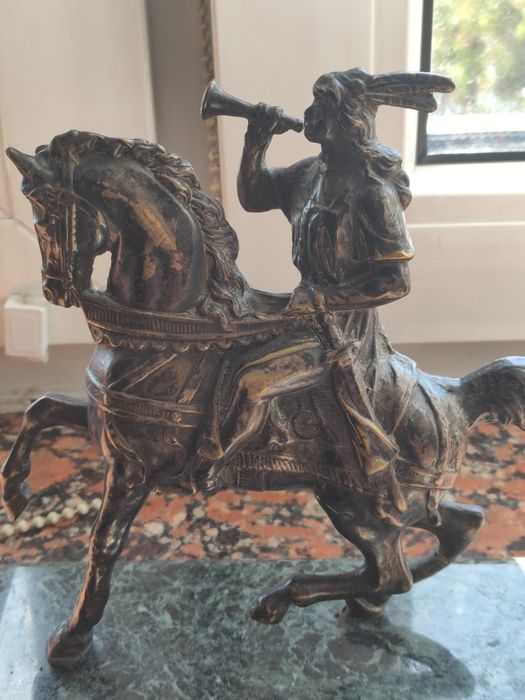 STATUETKA Jeździec na koniu.
