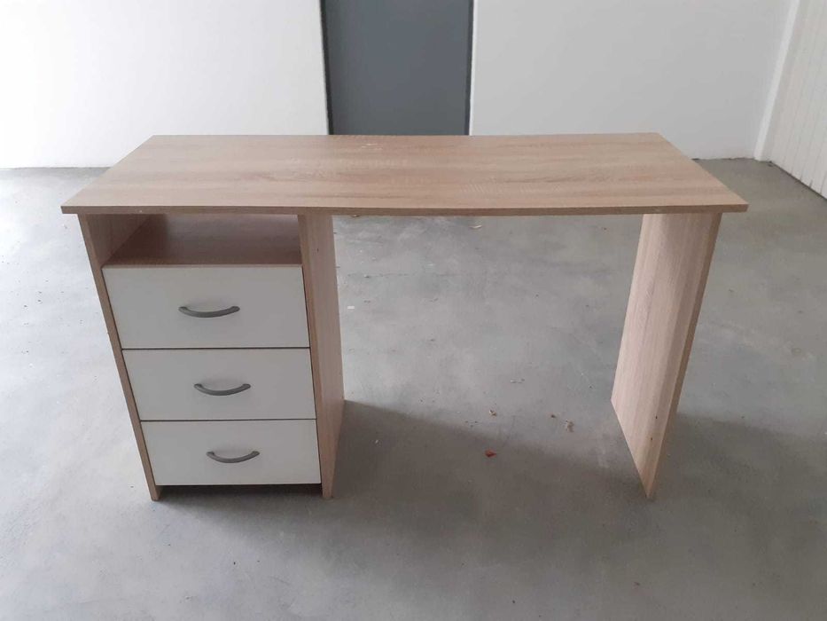 Secretária com gavetas