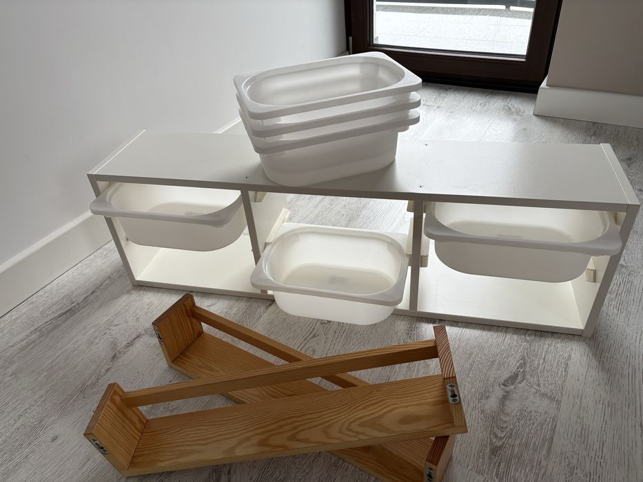 Półka na ściane z pojemnikami plus dwie półki na książki