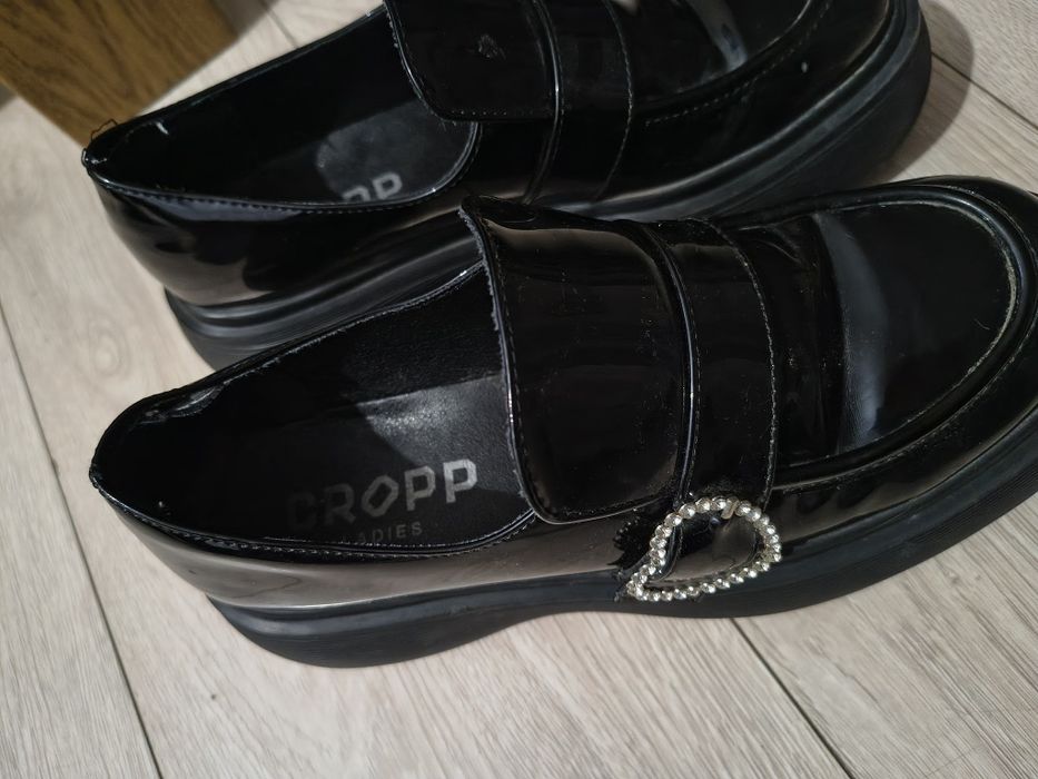 Półbuty lakierowane Loafersy z serduszkiem croop r38