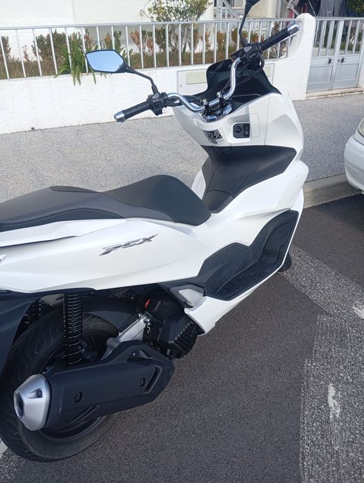 -Honda PCX 125 .