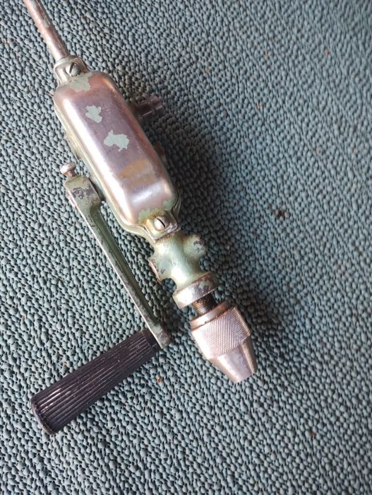 Przyrząd wiertniczy reczny