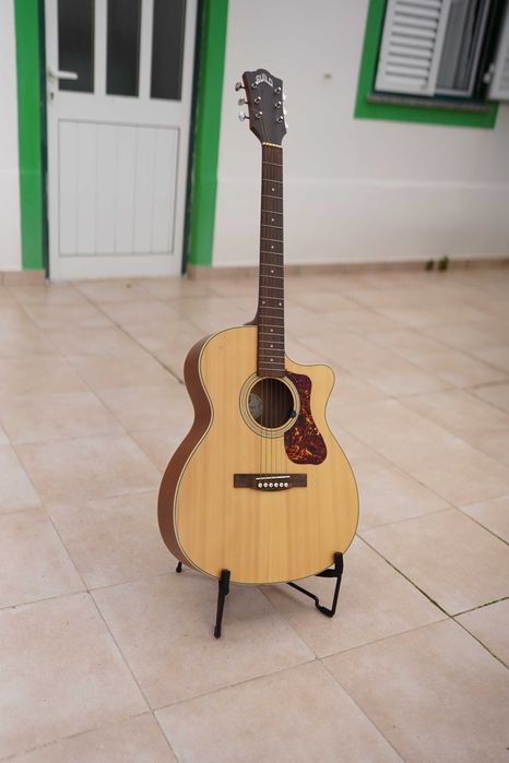 Guitarra GUILD OM-24OCE em perfeitas condições