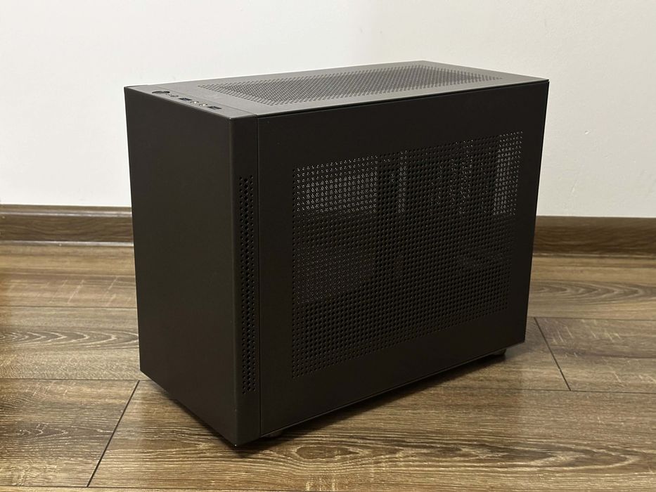 Mini obudowa KRUX naos TG ze szkłem hartowanym