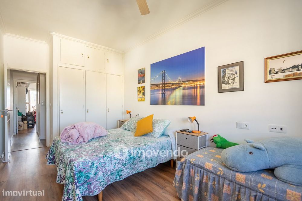Apartamento T3+1 com áreas amplas e cozinha equipada, no Lumiar