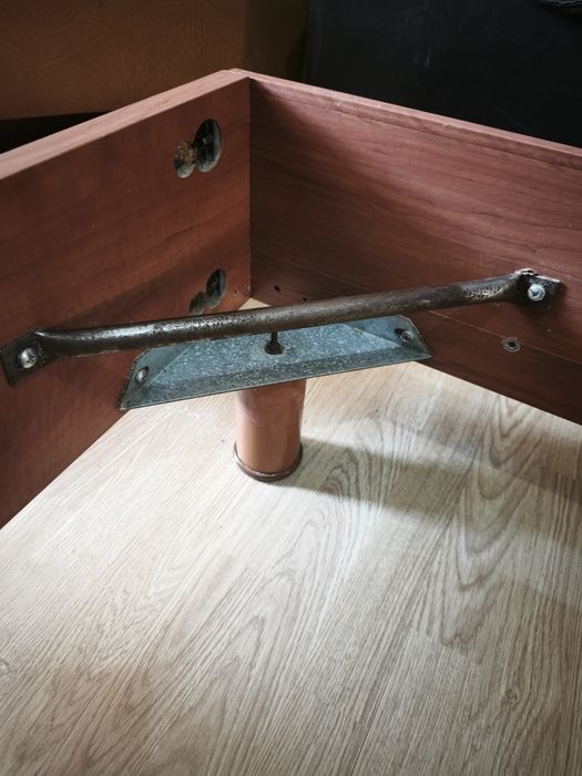 Cama casal em cerejeira com mesinha cabeceira