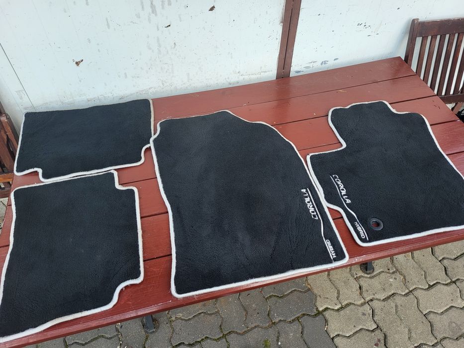 Dywaniki welurowe Toyota Corrola Hybrid 2019