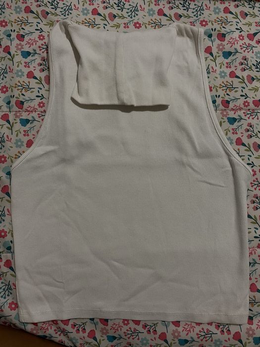 Top de gola alta sem mangas