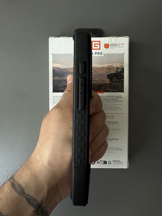 Оригінальний чохол UAG Monarch Pro для iPhone 16Pro