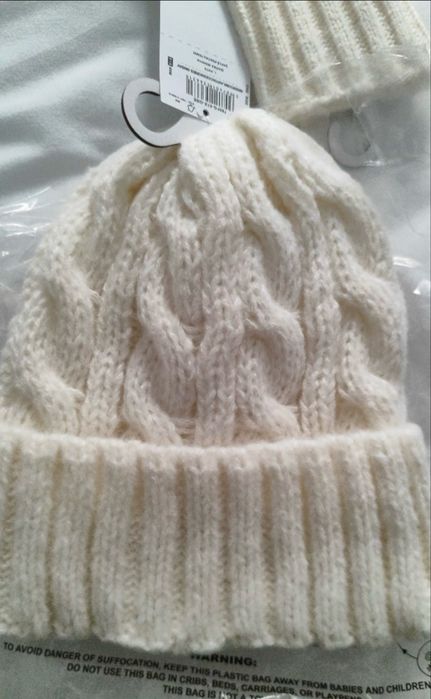 Теплая вязаная молочная шапка