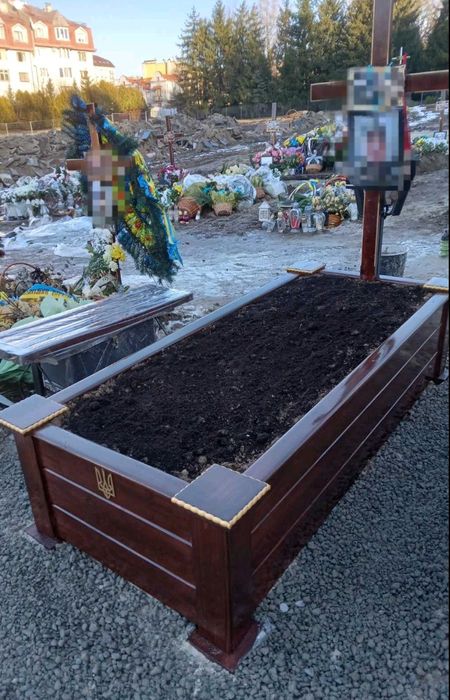 Пам'ятники.  надмогильники, обрамівка, надгробники,квітник.