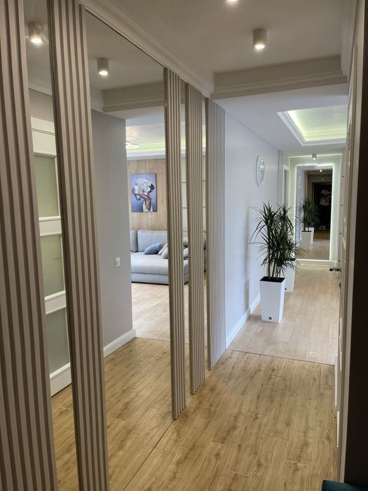 Посуточно трёхкомнатная возле Гулливера центр