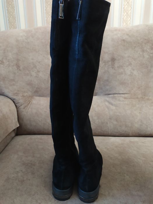 Сапоги женские черные замшевые 41 размера идут на 40 размер цена 2200