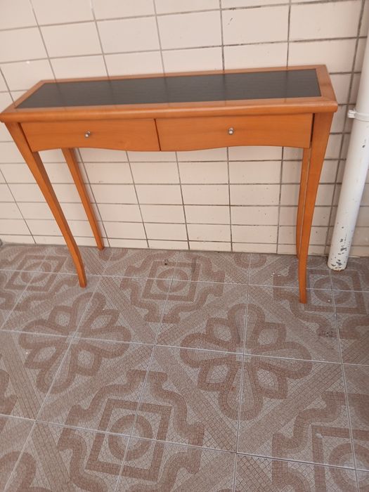 Mesinha de entrada mede 1m x34 x83 altura