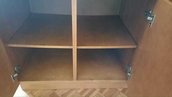 Armário de madeira maciça e puxadores modernos